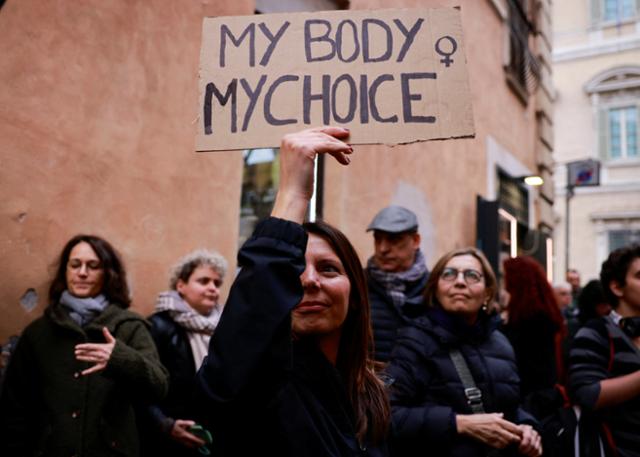 이탈리아 여성 단체들이 22일 로마 상원 앞에 모여 반(反)낙태 단체들의 낙태 여성 접근성을 보장한 법안에 반대하는 시위를 열고 있다. 그중 한 여성이 '나의 몸, 나의 선택'이라고 쓰인 플래카드를 들어보이고 있다. 로마=로이터 연합뉴스