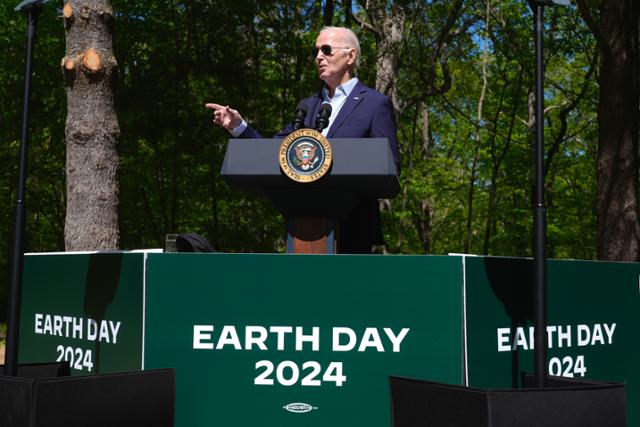 조 바이든 미국 대통령이 22일 지구의 날을 맞아 버지니아주 트라이앵글의 프린스 윌리엄 산림공원에서 연설하고 있다. 트라이앵글=AP 뉴시스