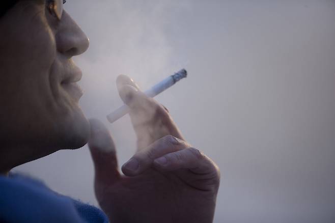 식사 후에는 담배의 니코틴 성분이 위액 분비를 불균형하게 만들어 소화를 방해할 수 있다/./사진=클립아트코리아