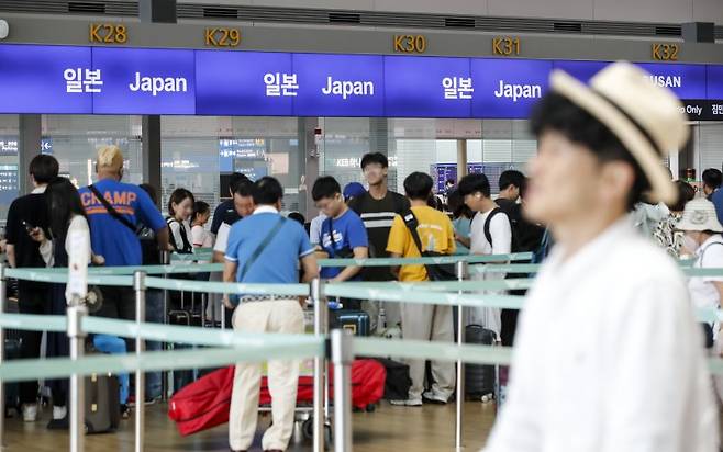 여행객들이 일본행 출국 수속을 기다리고 있다./사진=뉴스1