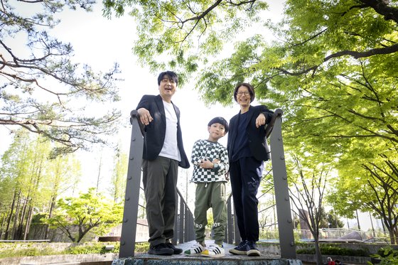 건축 다큐멘터리를 제작하는 정다운 감독(오른쪽)과 김종신 제작자가 18일 오후 서울 선유도공원에서 포즈를 취하고 있다. 가운데는 이들의 영화 '땅에 쓰는 시'에도 등장하는 둘째 아들 단우(6) 군. 장진영 기자