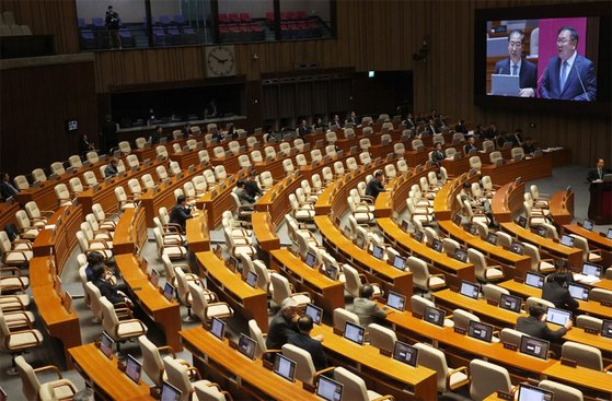 지난 2월 23일 국회 본회의 대정부질문이 열린 가운데 의원들의 빈자리가 눈에 띈다. / 사진:연합뉴스