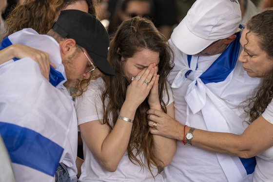 22일(현지시간) 이스라엘 이븐예후다에서 열린 이스라엘 예비군 소령의 장례식에서 가족들이 슬퍼하고 있다. 이 소령은 앞서 17일 있었던 헤즈볼라의 이스라엘 북부 공격으로 입은 부상으로 세상을 떠났다. AP=연합뉴스