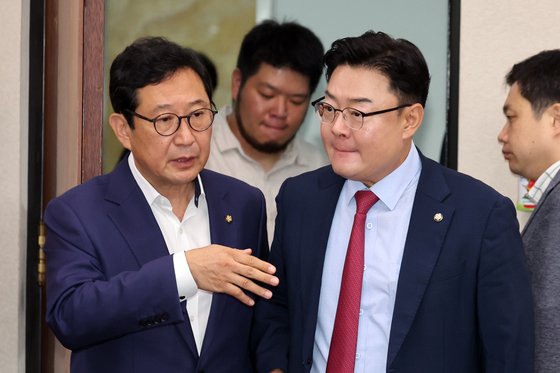 김성원 국민의힘 산자위 간사(오른쪽)와 김한정 더불어민주당 간사의 모습. 뉴스1