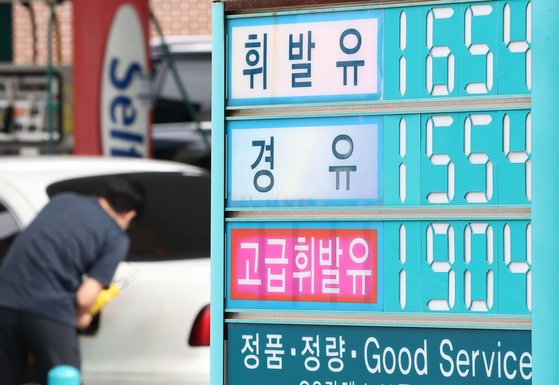 지난 21일 서울의 한 주유소에 휘발유·경유 가격이 표시돼 있다. 연합뉴스
