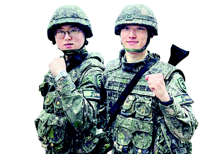 사진 왼쪽부터 김재민 병장·김관우 중사
