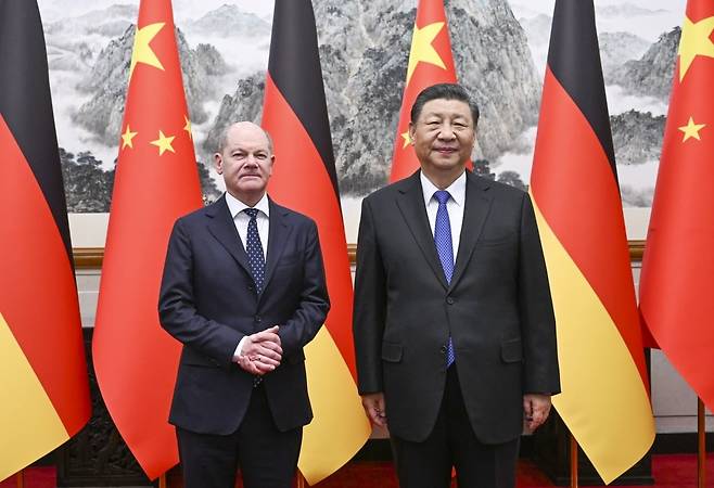 시진핑 중국 국가주석(오른쪽)과 올라프 숄츠 독일 총리가 지난 16일 중국 베이징 댜오위타이 국빈관에서 정상회담을 하고 있다.  /신화통신
