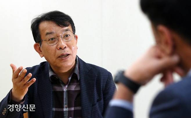 김종대 전 정의당 의원이 18일 서울 정동 경향신문사에서 원외정당으로 밀려난 정의당의 미래와 관련해 인터뷰를 하고 있다. 서성일 선임기자