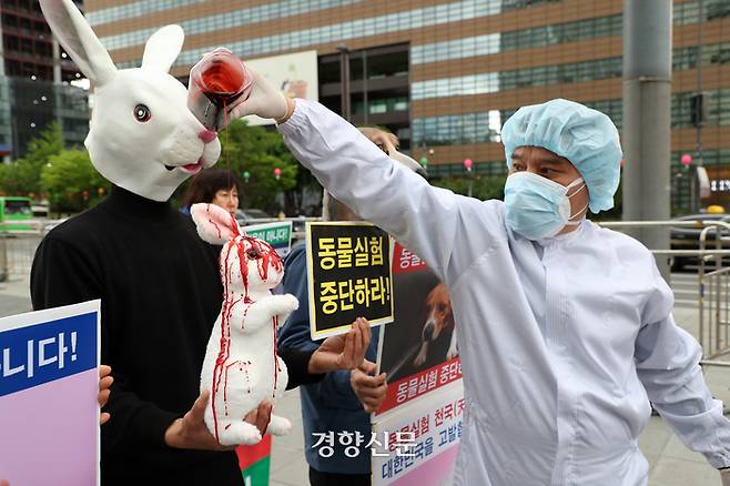 한국동물보호연합 회원들이 세계 실험동물의 날인 24일 서울 광화문광장에서 동물실험 중단을 촉구하는 퍼포먼스를 하고 있다. 정지윤 선임기자