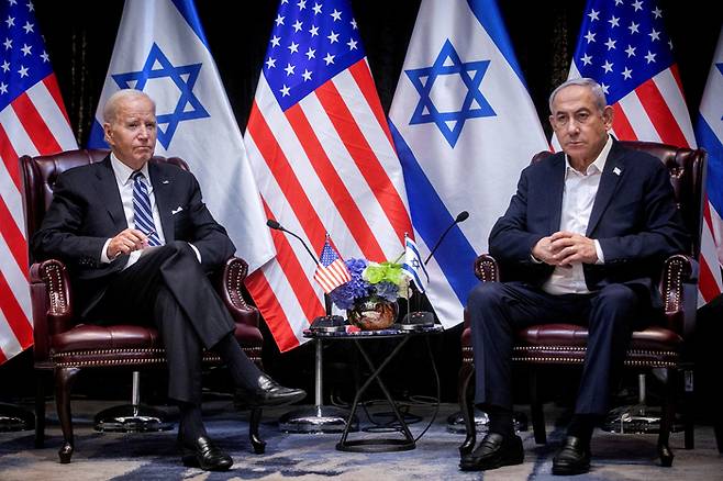 조 바이든 미국 대통령(왼쪽)이 지난해 10월18일 이스라엘 텔아비브에서 베냐민 네타냐후 이스라엘 총리와 회담하고 있다. 로이터연합뉴스