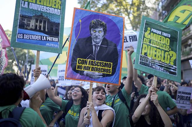 23일(현지시간) 아르헨티나 수도 부에노스아이레스에서 학생들이 하비에르 밀레이 대통령의 재정긴축 정책에 반대하고 국립대학 예산 증액을 요구하는 시위를 벌이고 있다. 손팻말에는 왼쪽부터 “대학을 지켜야 나라를 지킬 수 있다” “파시즘에는 권리가 없다” “시민을 교육하는 것을 왜 그렇게 두려워하나”라고 적혀 있다. AP연합뉴스