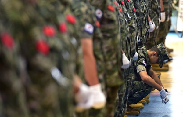 한 해병대원이 지난해 7월 22일 경북 포항시 남구 해병대 1사단 내 김대식 관에서 엄수된 고(故) 채수근 상병 영결식에서 주저앉아 슬퍼하고 있다. 뉴시스