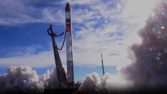 24일 뉴질랜드 마히아 발사장에서 초소형 군집위성 1호를 실은 로켓랩의 발사체 일렉트론이 발사되고 있다. 뉴시스(과학기술정보통신부 제공)