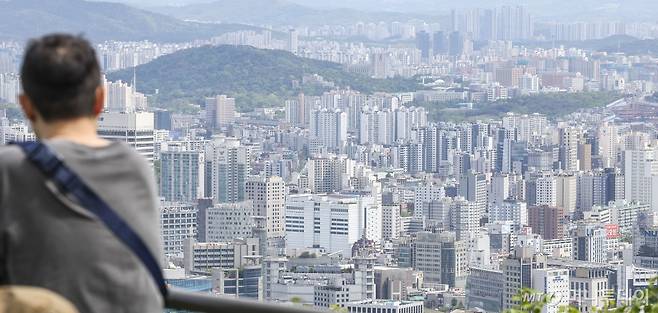 [서울=뉴시스] 정병혁 기자 = 최근 부동산 시장이 혼조세를 보이고 있는 가운데, 서울 주요 지역을 중심으로 집주인들이 호가를 올리고 있다. 한국부동산원의 최신 주택가격동향조사에 따르면 이달 셋째 주(15일) 기준으로 서울 25개구 중 21개구에서 아파트 매매가격지수가 상승했다. 서울 주요 지역을 중심으로 급매물이 줄어들며 집주인들은 호가를 올리는 분위기다. 사진은 21일 서울 남산에서 바라본 아파트의 모습. 2024.04.21. jhope@newsis.com /사진=정병혁