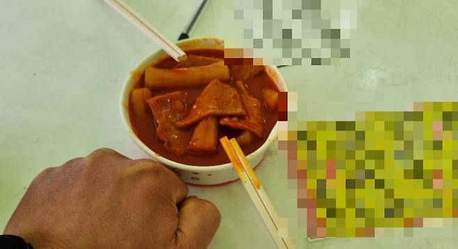 태안 세계튤립꽃박람회에 방문한 한 관광객이 인근 식당에서 음식 바가지에 당한 것 같다며 사진과 글을 올렸다./사진=온라인 커뮤니티 캡쳐