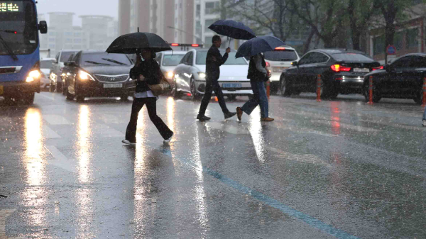 봄비가 24일 늦은 오후 대부분 그칠 예정이다. 사진은 지난 15일 오전 인천 남동구 길병원 인근 횡단보도에서 우산을 쓰고 건너는 시민들. /사진=뉴시스