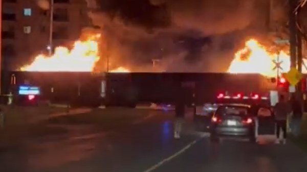 캐나다에서 열차가 화재가 발생한 상태로 주행을 이어가는 사고가 발생했다. 사진은 사회관계망서비스에 게재된 영상 속 불이 붙은 열차. /사진=뉴시스 영상 캡처(@SmritiSharma_)