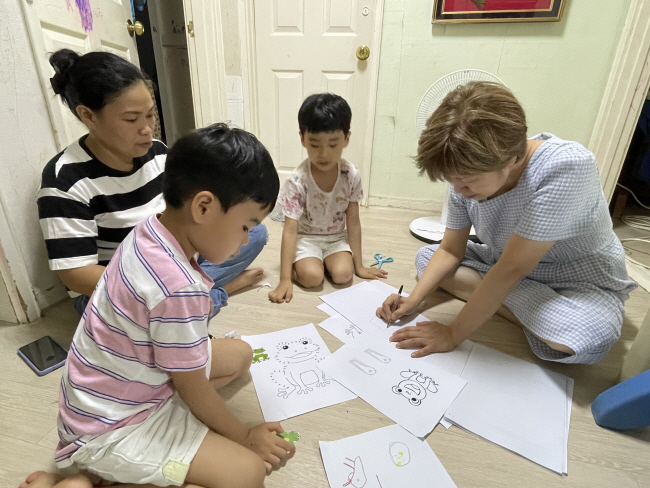 부산 해운대구 장애인복지관 상담사가 지난해 8월 발달장애 아동 가정 지원 프로그램에 참여한 가정에 방문해 그림 검사 결과를 확인하고 있다.  초록우산