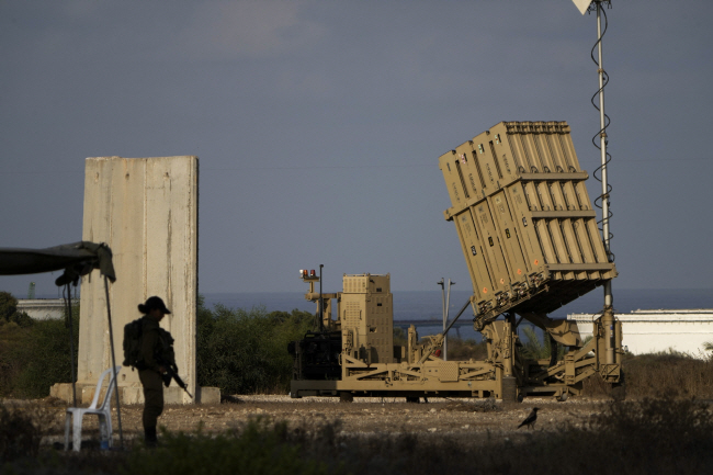 2022년 8월 이스라엘 남부 아슈켈론에 배치되어 있는 아이언돔 발사대의 모습.  AP 뉴시스