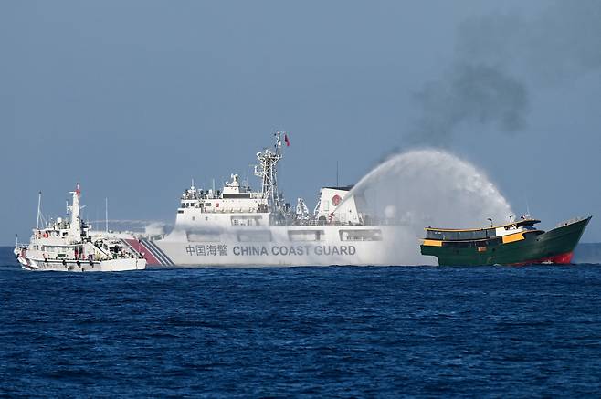 지난달 5일 필리핀의 배타적 경제수역(EEZ) 내 암초를 방어하는 시에라 마드레 호에 물자를 재보급하려는 선박에 중국 해안경비대 2척이 물대포를 쏘고있다. [AFP]