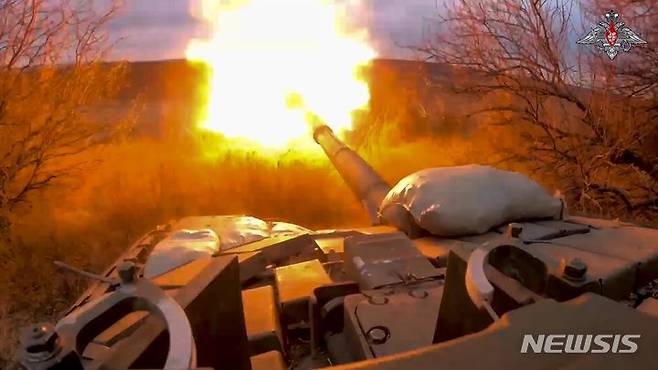 [벨고로드=AP/뉴시스] 러시아 국방부가 지난 19일(현지시각) 공개한 사진에 러시아군 전차가 벨고로드 지역, 우크라이나와의 국경 부근에서 우크라이나군을 향해 포를 쏘고 있다. 러시아군은 국경을 넘어 이 지역을 급습한 우크라이나군에 큰 손실을 입혔다고 주장했다. 2024.03.21.