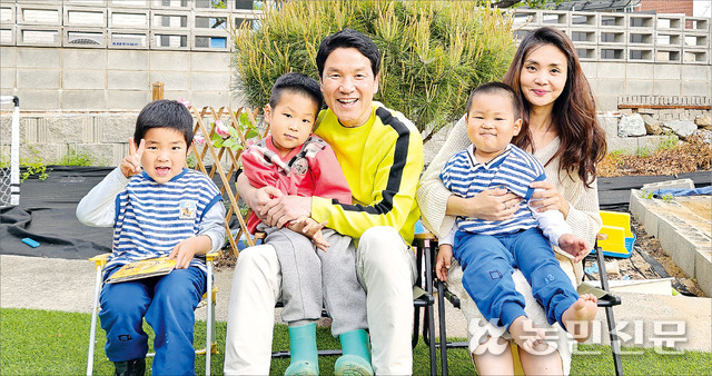 아이들에게 자연을 경험하게 해주고자 2019년 고향인 경남 밀양으로 귀촌한 배우 이상인씨(가운데)와 그의 가족.