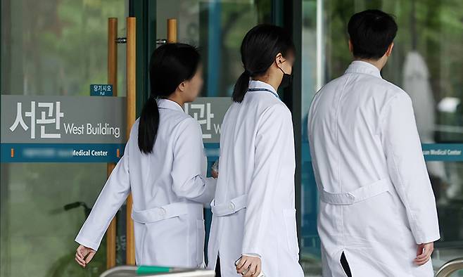24일 서울의 한 대학병원에서 의료진이 오가고 있다. 뉴스1