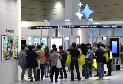 삼성전자 부스 둘러보는 관람객들 - 지난 17일 서울 강남구 코엑스에서 열린 2024 월드 IT쇼에서 관람객들이 삼성전자 부스 전시를 둘러보고 있다.  연합뉴스
