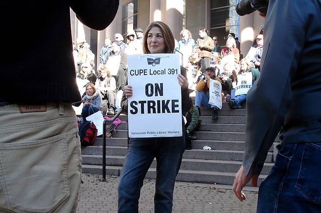 2007년 10월8일 캐나다 출신의 저널리스트 겸 작가 나오미 클라인이 밴쿠버 도서관 직원들의 파업 집회에 참여했다.ⓒBeth Lowther