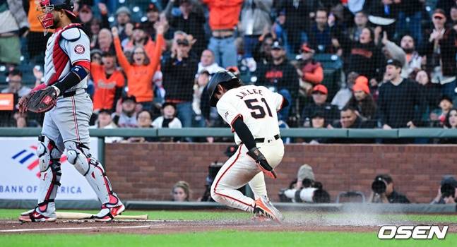 샌프란시스코 자이언츠 이정후(오른쪽)가 지난 9일 워싱턴 내셔널스와 홈경기에서 1회말 득점을 기록하고 있다.