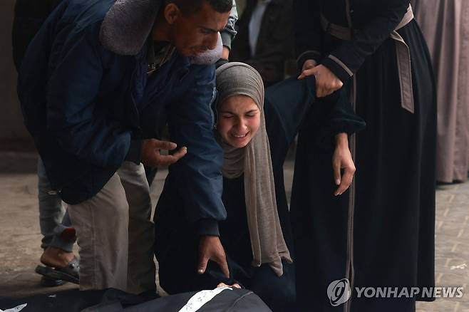 이스라엘 측 폭격으로 숨진 가족의 죽음에 오열하는 팔레스타인인 여성 [AFP 연합뉴스 자료사진. 재판매 및 DB 금지]