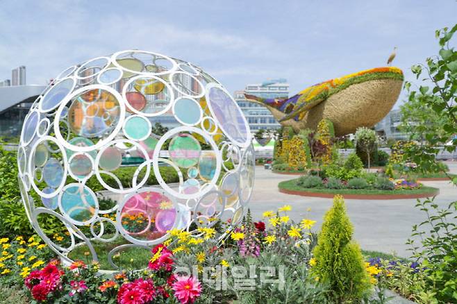 ‘2024 고양국제꽃박람회’의 상징물인 꽃등고래.(사진=고양특례시 제공)