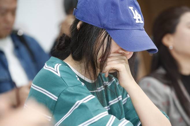 그룹 뉴진스의 소속사 어도어 민희진 대표가 25일 서울 서초구 한국컨퍼런스센터에서 하이브 경영권 탈취 시도와 관련한 배임 의혹에 긴급기자회견을 열었다. 민 대표가 많은 플래시 세례에 고개를 돌리고 있다. (사진=뉴스1)