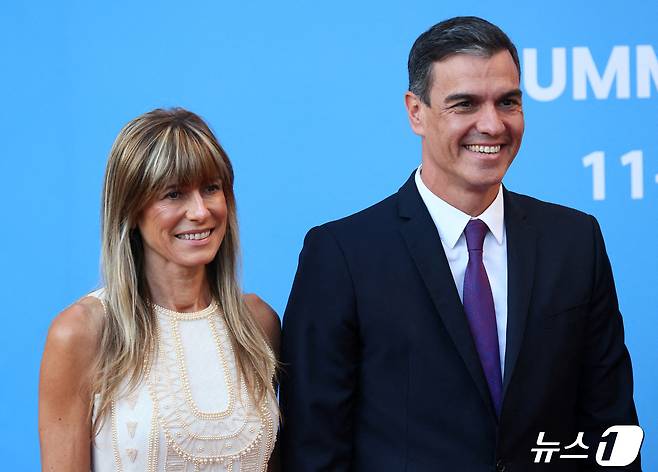 페드로 산체스 스페인 총리(오른쪽)와 그의 부인인 베고나 고메즈 <자료 사진> ⓒ 로이터=뉴스1