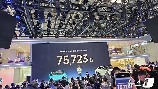 레이쥔 샤오미 CEO가 25일 베이징 모터쇼에서 SU7의 출시 후 성과에 대해 발표하고 있다.