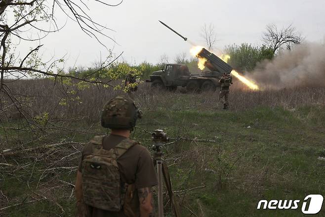 우크라이나 14 독립기계화 여단 포병들이 18일 공방전이 치열한 하리키우에서 러시아군 진영을 향해 구소련제 BM-21 그라드 다연장 로켓을 발사하고 있다. 2024.04.19 ⓒ AFP=뉴스1 ⓒ News1 정지윤기자