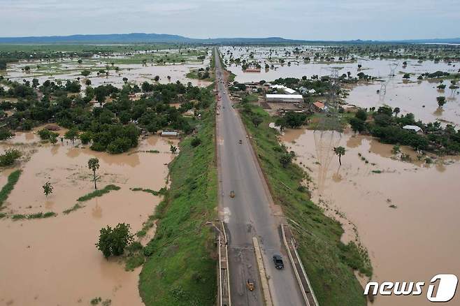 2022년 9월 26일(현지시간) 폭우가 쏟아진 나이지리아 카노에서 물에 잠긴 주택과 농장이 보인다. (사진은 기사 내용과 무관함) ⓒ AFP=뉴스1 ⓒ News1 우동명 기자