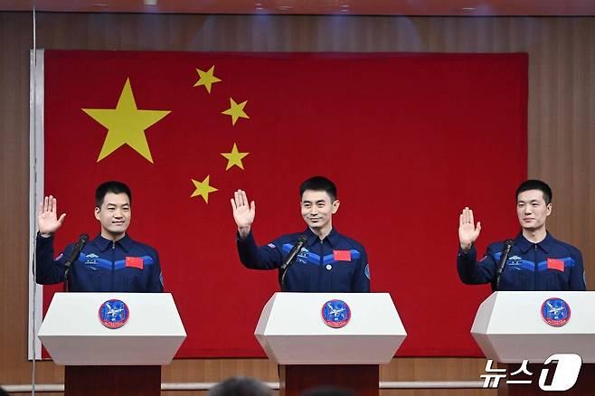 중국 '선저우 18호' 리광쑤(왼쪽부터), 예광푸, 리충 등 3명의 우주인이 출발 하루 전날인 24일 고비사막 한 가운데 위치한 주취안 위성발사센터에서 기자회견을 하고 있다. 2024.04.24 ⓒ AFP=뉴스1 ⓒ News1 박재하기자
