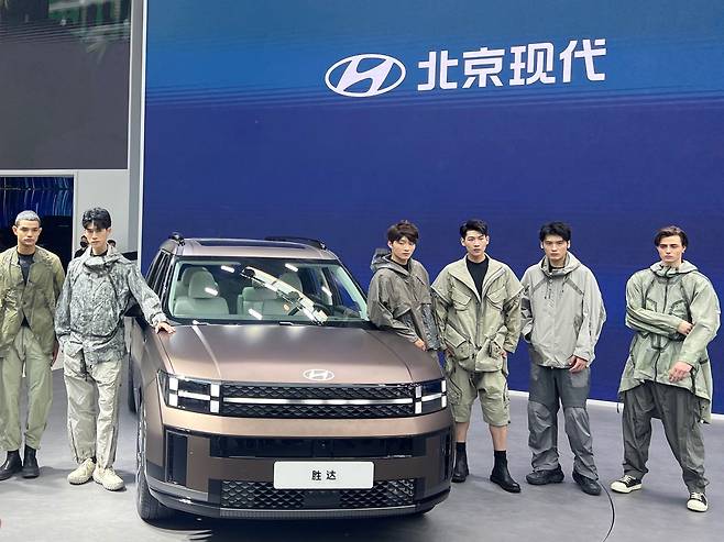현대차가 25일 베이징에서 열린 ‘2024 베이징 국제 모터쇼’에서 디 올 뉴 싼타페(현지명: 제5세대 셩다)를 중국 시장에 최초 공개했다. 하반기 공식 출시 예정이다./베이징=이벌찬 특파원