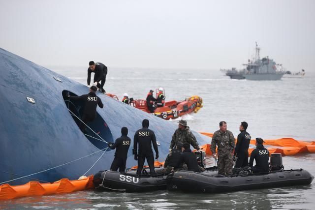 2014년 4월 17일 오전 여객선 '세월호'가 침몰한 전남 진도군 조도면 병풍도 북쪽 3km 앞 사고 해상에서 해군 해난구조대(SSU)가 구조작업을 벌이고 있다. ⓒ연합뉴스