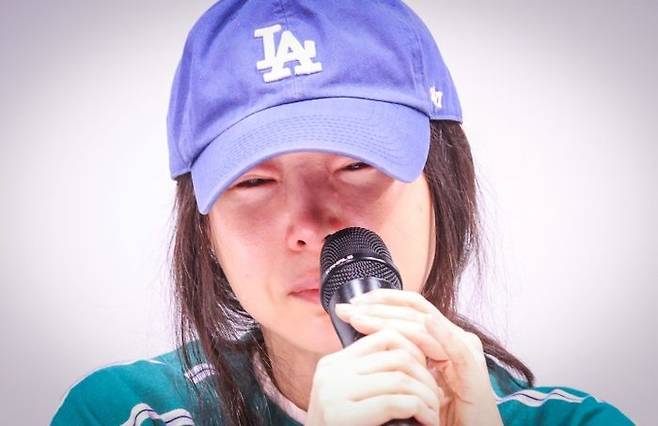 하이브 경영권 탈취 의혹과 관련 소속사 어도어의 공식 입장을 발표하는 긴급 기자회견이 25일 오후 서울 강남구 한국컨퍼런스센터에서 열렸다. 이날 어도어 민희진 대표가 눈물을 흘리고 있다. ⓒ데일리안 방규현 기자