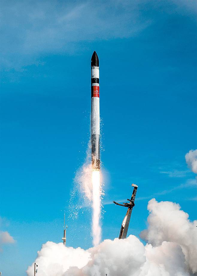 초소형 군집위성 ‘네온샛‘을 실은 미국 로켓랩 발사체가 24일 뉴질랜드 마히아 발사장에서 발사되고 있다. 로켓랩 유튜브 화면 캡처