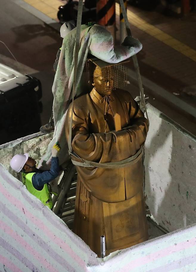 22일 대구 중구 달성공원 앞에 설치돼 있던 순종 황제 동상이 철거되고 있다. 뉴스1