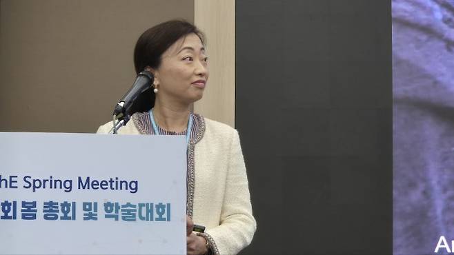 셜리 멍 미국 시카고대 프리츠커 분자공학과 교수가 25일 제주국제컨벤션센터(ICC-JEJU)에서 기조강연을 진행하고 있다. 제주=박정연 기자 hesse@donga.com