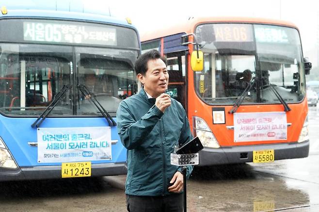 서울시는 서울로 출근하는 수도권 주민을 위한 맞춤형 버스 서울동행버스를 5월 7일부터 10개 노선으로 확대·개편 운영한다. 지난 해 9월 오세훈 서울시장이 은평공영차고지를 방문해 서울동행버스에 대해 설명하고 있다. 뉴스1