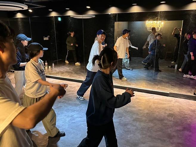 23일 저녁 서울 마포구의 한 댄스 스튜디오에서 ‘굳이 프로젝트’ 팀원들이 팝핑 댄스를 배우고 있다. 신정현씨 제공