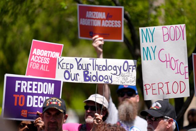 미국의 임신중지권 지지자들이 17일 애리조나주 피닉스의 주 의사당 앞에서 집회를 열고 있다. 피닉스=AP 연합뉴스