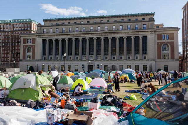 미국 대학가를 휩쓸고 있는 반전 시위의 본거지가 된 미국 뉴욕의 컬럼비아대 교정에 텐트를 친 시위대가 24일 농성을 계속하고 있다. 뉴욕=EPA 연합뉴스