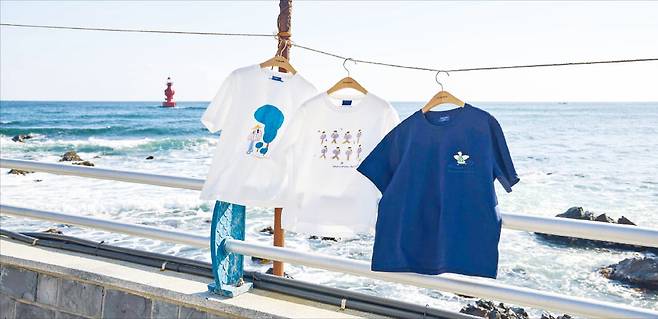 에피그램이 일러스트레이터 ‘김푸른’과 협업해 만든 티셔츠 굿즈 상품.  에피그램 제공