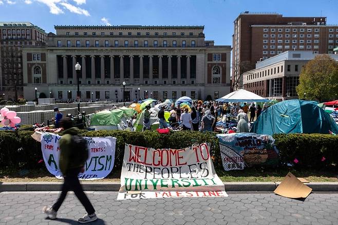 24일 미국 뉴욕 컬럼비아대에서 팔레스타인을 지지하는 시위를 열고 있는 대학생들이 캠퍼스 내 잔디밭에 텐트를 치고 점거하고 있다. AFP연합뉴스